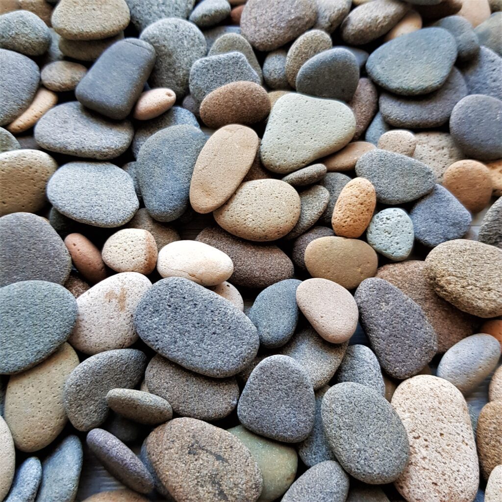 Small flat beach stones and pebbles:Best material for your beach art